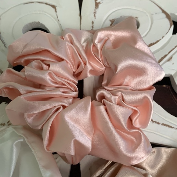 Bundle of 5 Oversized Scrunchies Black, Champagne Gold, White, and Pink NIB - Picture 6 of 10